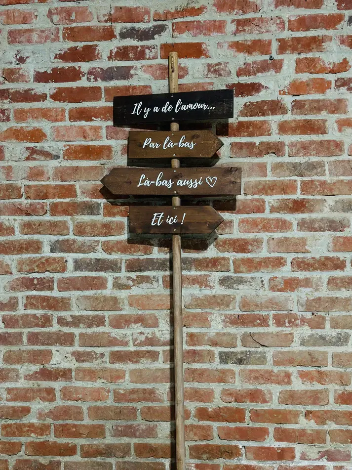 Panneau y a de l'amour.webp