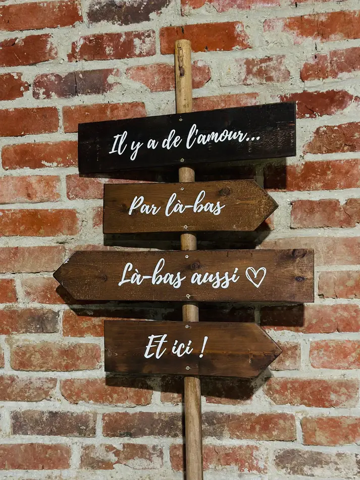 Panneau Il y a de l'amour.webp