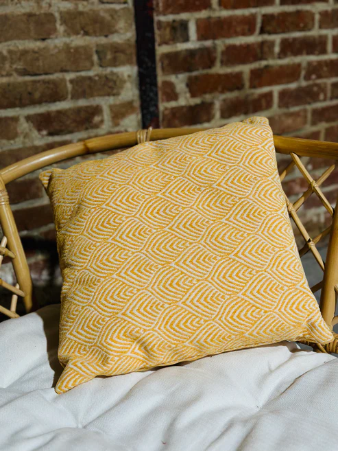 COUSSIN JAUNE À MOTIFS