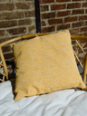 Coussin jaune à motifs