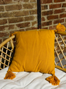 Coussin jaune moutarde à pompons 