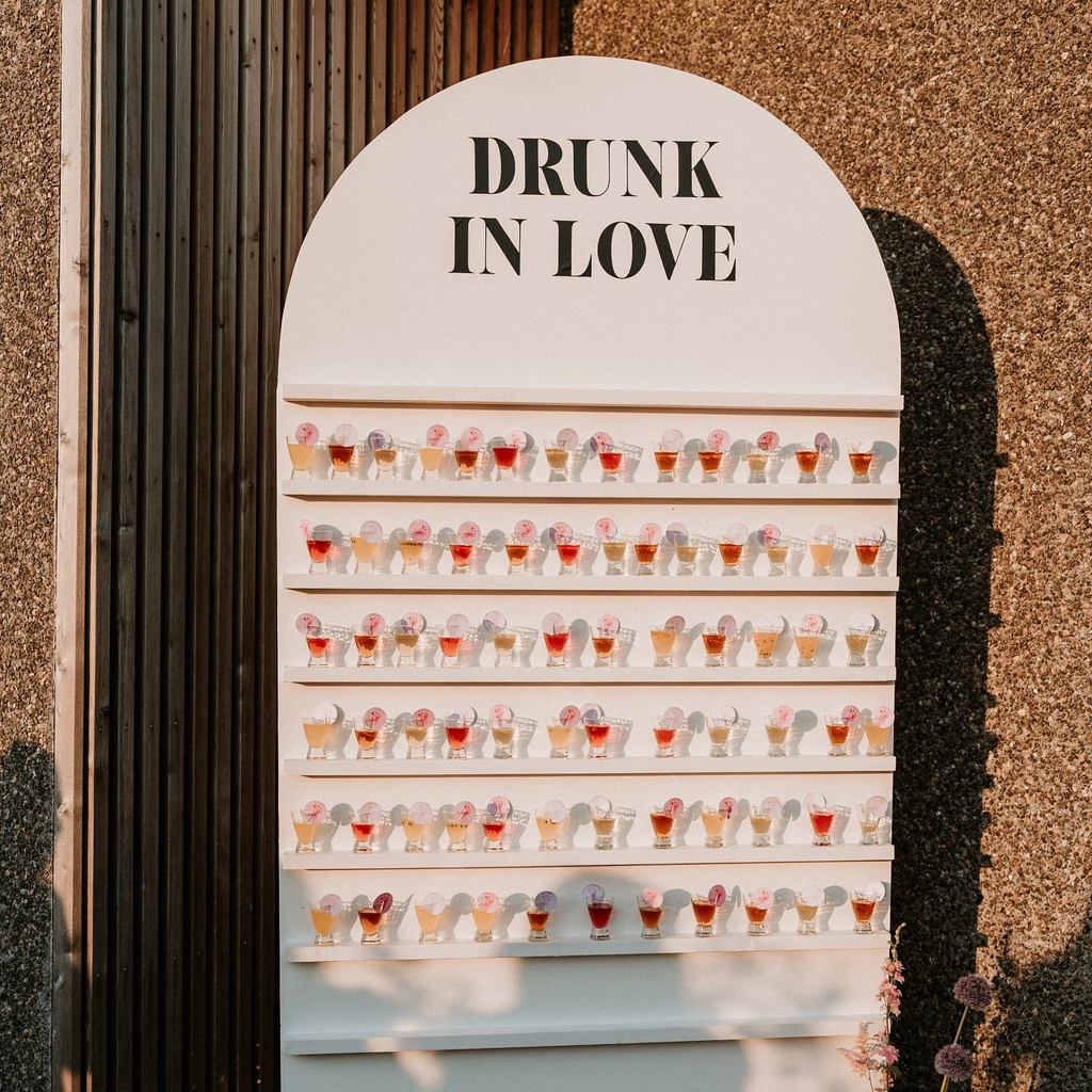 Mur à étagères arrondi 